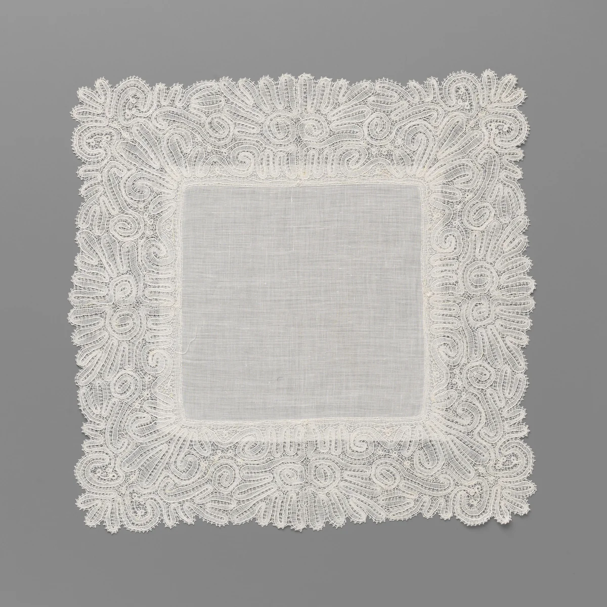 Zakdoek van batist met een brede rand kloskant met slingerende linten by anonymous, textile, 1880