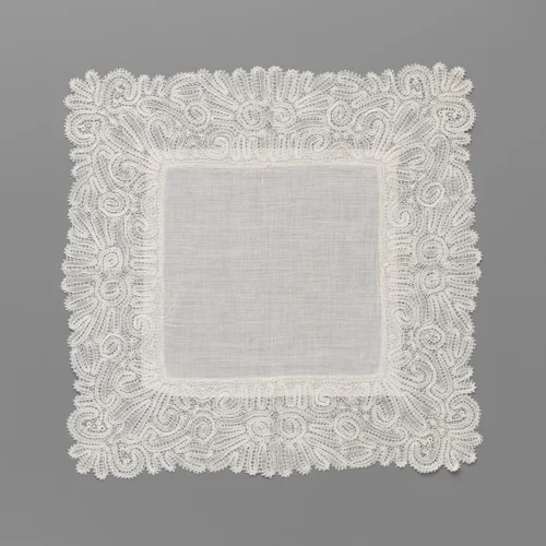 Zakdoek van batist met een brede rand kloskant met slingerende linten by anonymous, textile, 1880