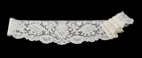 Engageante van naaldkant met symmetrisch patroon met in het midden een vlammende bloem geflankeerd door langgerekte gevederd bladeren waaronder grote hangende waaiervormige bloemen by anonymous, other, 1725-1735