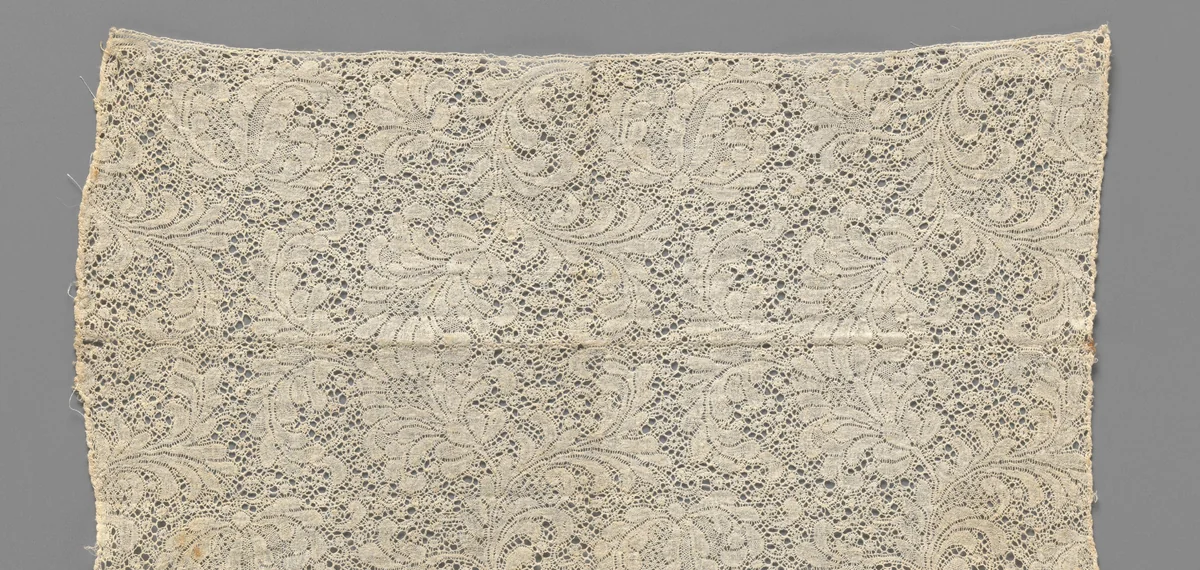 Strook kloskant met gevederde bladranken met grote bloemen by anonymous, other, 1750