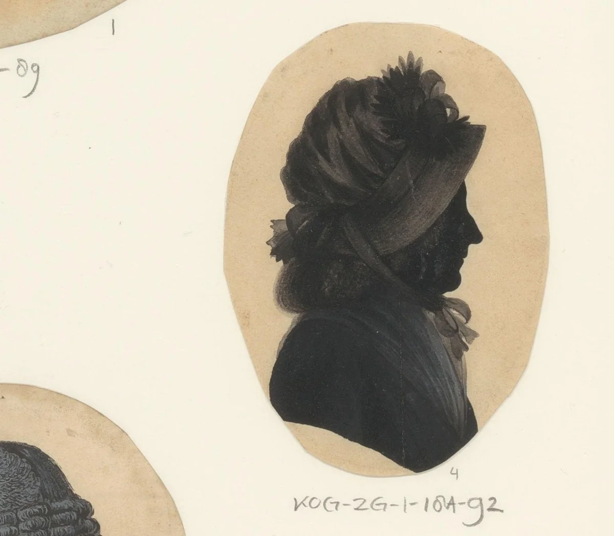 Silhouetportret van een onbekende vrouw met muts stevige rand en bloemen by anonymous, drawing, 1775-1849