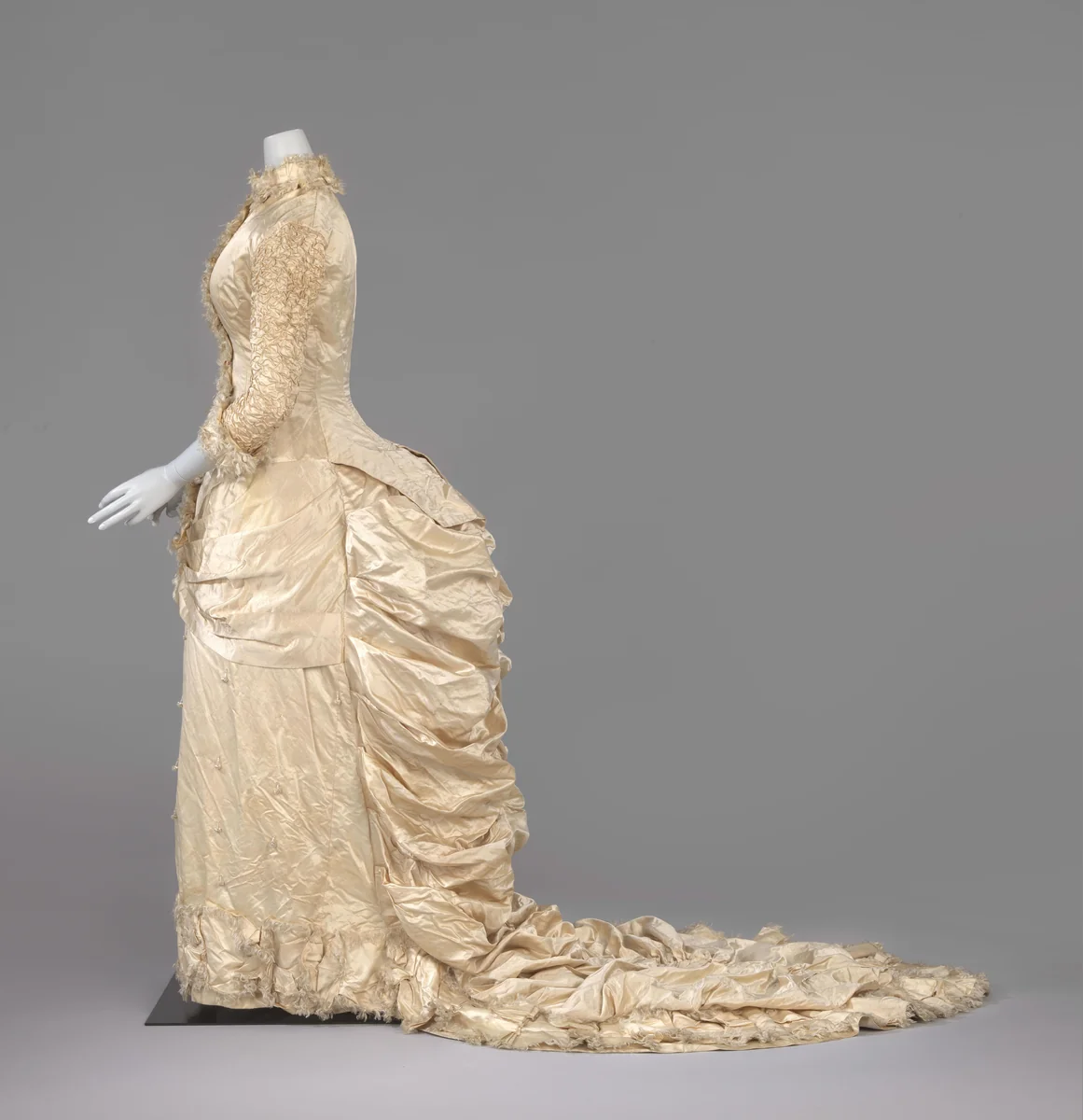 Trouwjurk met rok versierd met hangende kralen by Lina de Goede, other, 1882