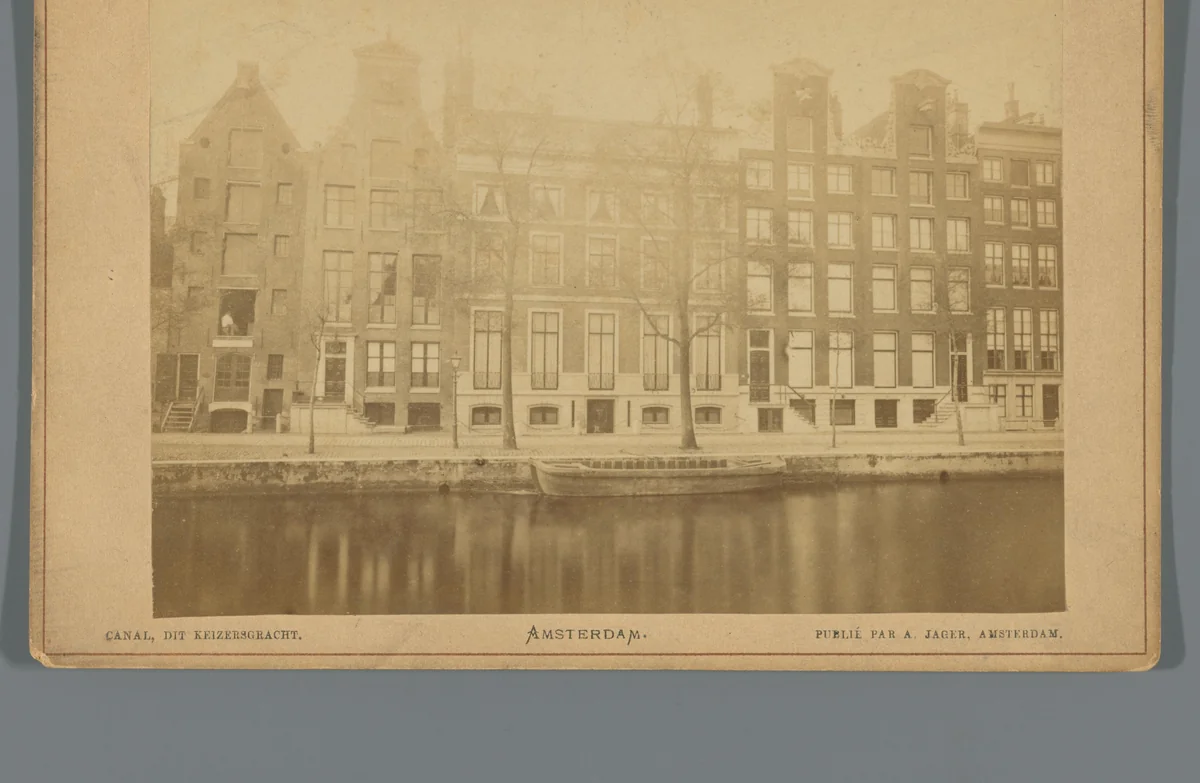 Gezicht op een rij huizen aan de Keizersgracht in Amsterdam by anonymous, photograph, 1860-1890