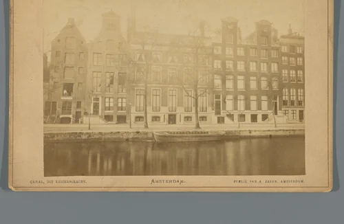 Gezicht op een rij huizen aan de Keizersgracht in Amsterdam by anonymous, photograph, 1860-1890