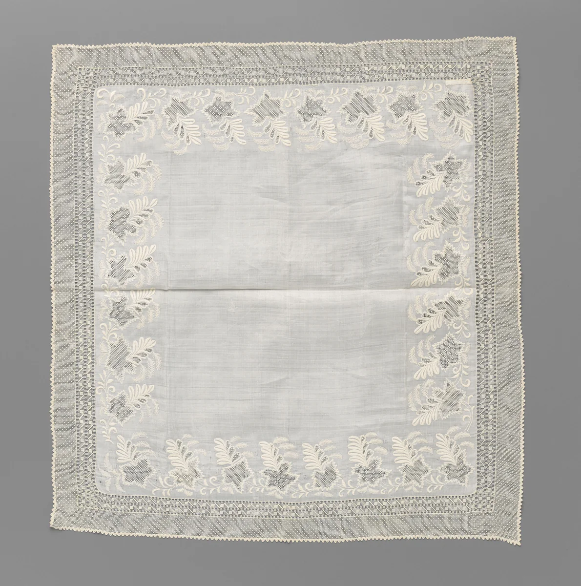 Vierkante zakdoek van batist met plumetis en een rand kantborduurwerk by anonymous, textile, 1800-1899