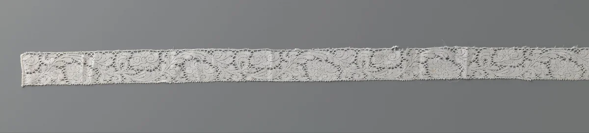 Tussenzetsel van kloskant met golvende rank met pioenrozen by anonymous, book, 1650-1699