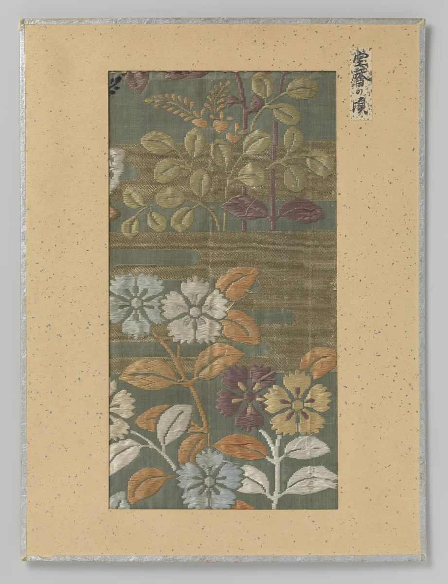 Textielfragment, borduursel van bloemen en wolken in kirikane gouddraad by anonymous, textile, 1716-1736