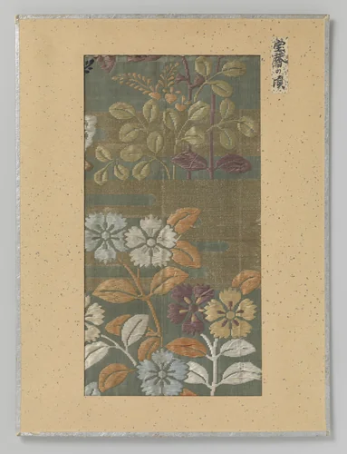 Textielfragment, borduursel van bloemen en wolken in kirikane gouddraad by anonymous, textile, 1716-1736