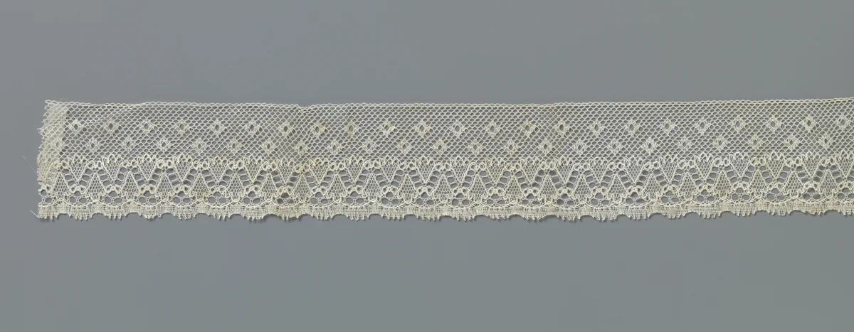 Strook machinale kant met diamantvormige moesjes en zigzag-band by anonymous, other, 1800-1899