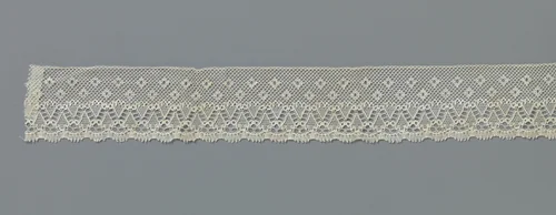 Strook machinale kant met diamantvormige moesjes en zigzag-band by anonymous, other, 1800-1899