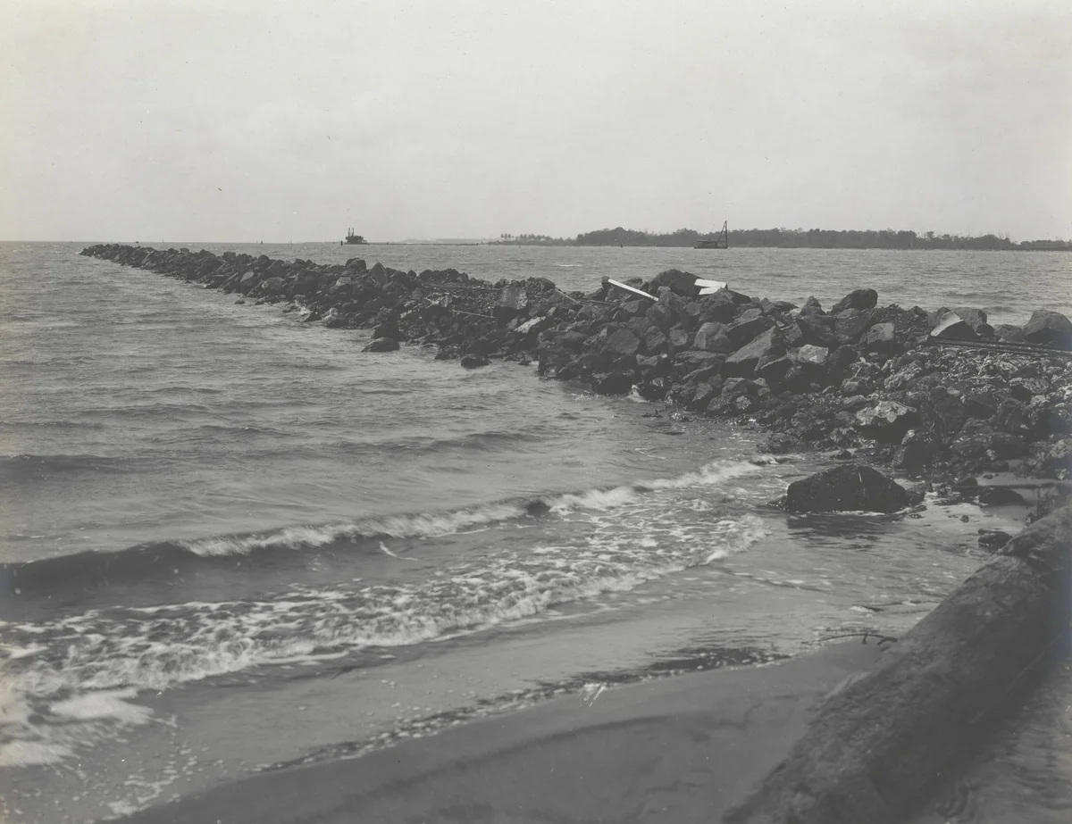 Mindi rock dikes. Dike #1. Looking north by Unidentified Photographer, photograph, 1915