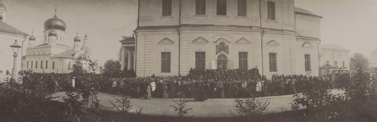 Crowd Waiting for the Visit by the Emperor Nicholas II to the Monastery of Sarov by Unidentified Photographer, photograph, 1903
