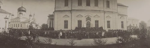 Crowd Waiting for the Visit by the Emperor Nicholas II to the Monastery of Sarov by Unidentified Photographer, photograph, 1903