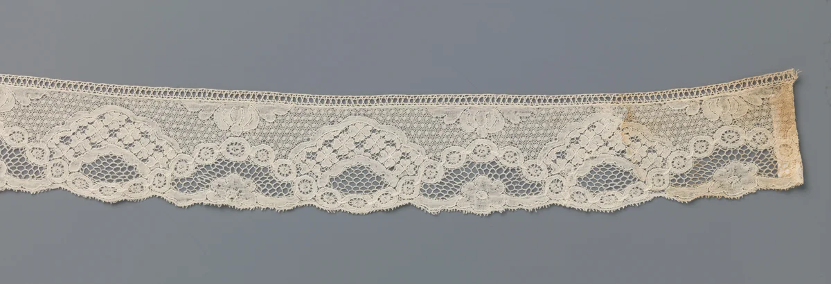 Strook kloskant met waaiervormige boog met klavertjes vier by anonymous, other, 1700-1799