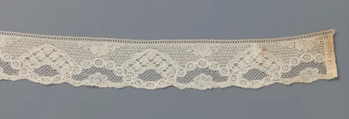 Strook kloskant met waaiervormige boog met klavertjes vier by anonymous, other, 1700-1799