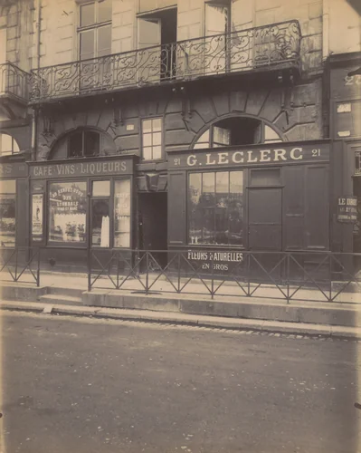 21 Quai de l'horloge. Ancien Hôtel by Eugène Atget, photograph, 1913