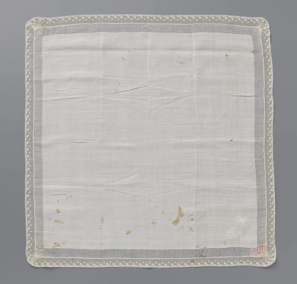 Zakdoek van batist met geborduurde initialen PS en opengewerkte zomen en rondom afgewerkt met een strook kloskant by anonymous, textile, 1800-1899