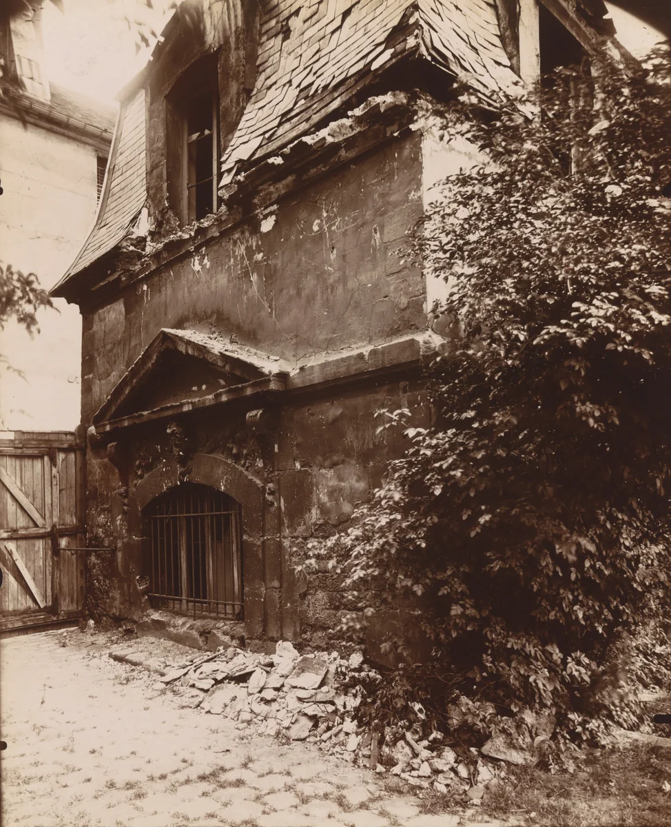 Pavillon de Julienne, ruelle des Gobelins by Eugène Atget, photograph, 1922