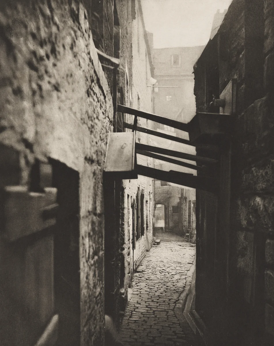 Close No. 83 High Street by Thomas Annan, photograph, 1868