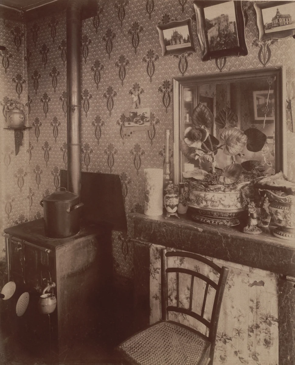 Intérieur ouvrier, rue de Romainville by Eugène Atget, photograph, 1910
