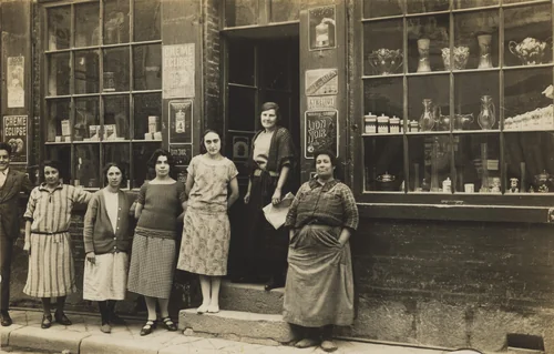 Magasin, Saint-Julien-du-Sault by Unidentified Photographer, photograph, 1925
