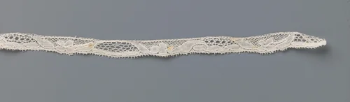 Strook kloskant met trapeziumvormig cartouche en klavertje vier by anonymous, other, 1700-1899