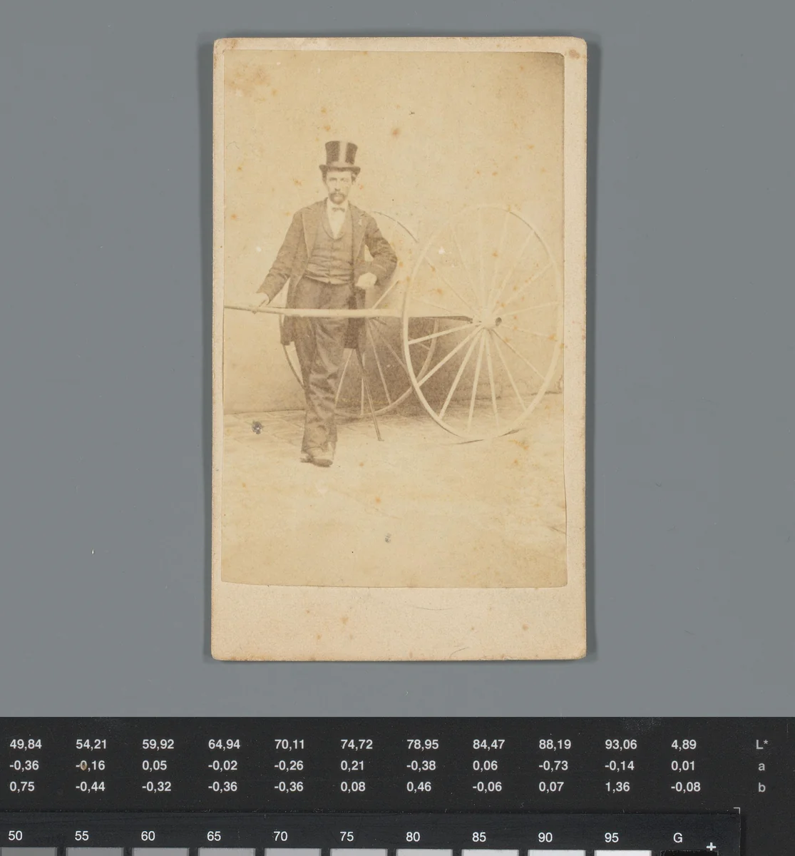 Reclame voor Peasley's cement te New York, met een foto van een onbekende man met een kar by anonymous, photograph, 1850-1915