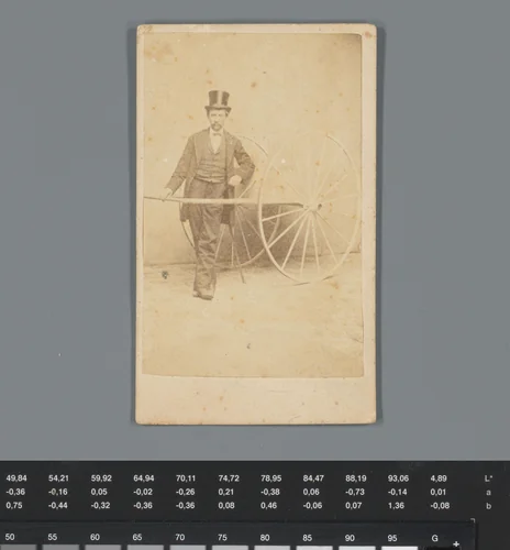 Reclame voor Peasley's cement te New York, met een foto van een onbekende man met een kar by anonymous, photograph, 1850-1915