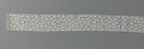 Strook kloskant met lopend patroon van voluutranken met bloemen en knoppen by anonymous, other, 1655-1674