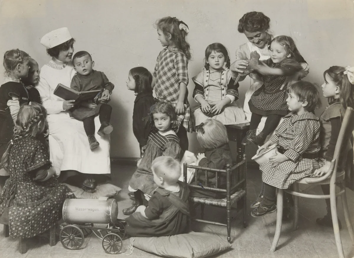 Day Home of Soldiers' Children, Berlin by Georg Haeckel, Otto Haeckel, photograph, 1915