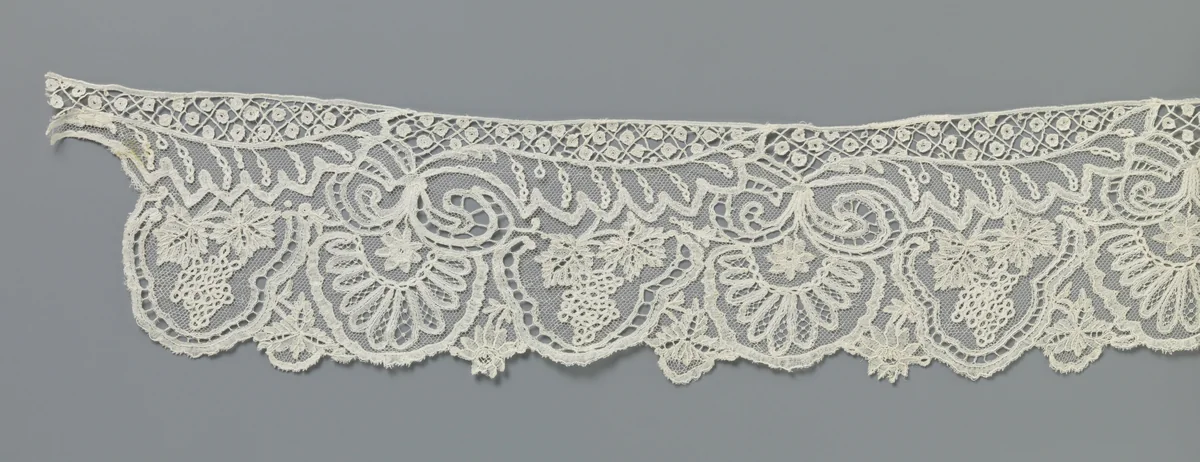 Strook applicatiekant met druiventrossen en gehalveerde bladeren by anonymous, other, 1850-1890