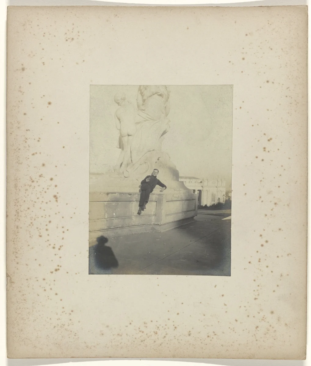 Tony Artz zittend op de sokkel van een beeldhouwwerk op het terrein van de wereldtentoonstelling in St. Louis (Louisiana Purchase Exposition), 1904 by Jan Schüller, photograph, 1904