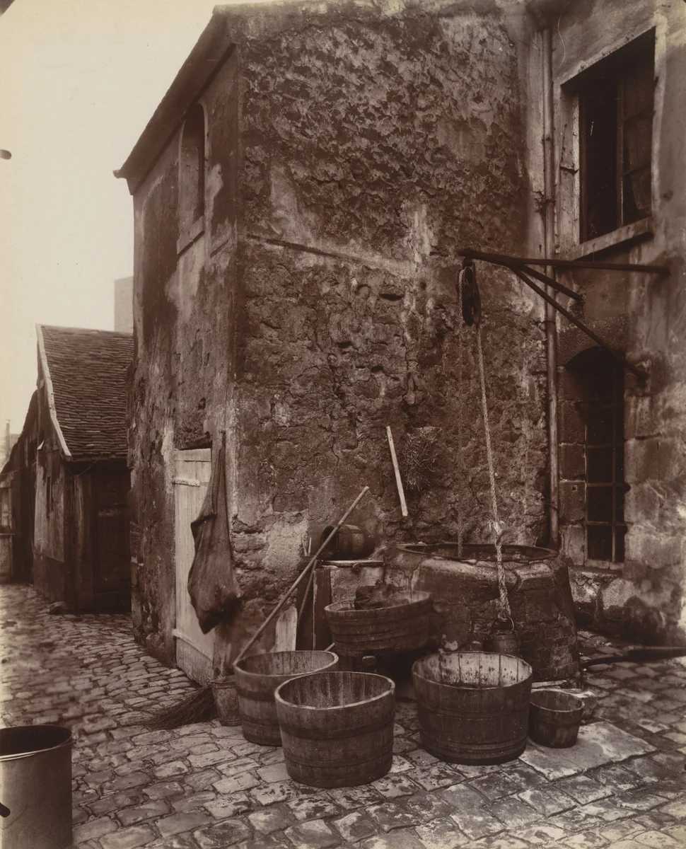 Cour, rue Beethoven, 9 by Eugène Atget, photograph, 1901