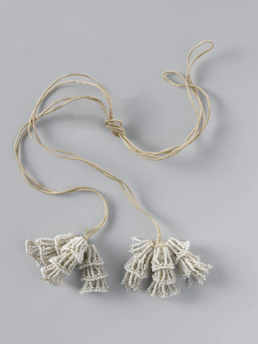 Aker of kwast van witte glazen kralen, geregen op draden by anonymous, textile, 1625-1700