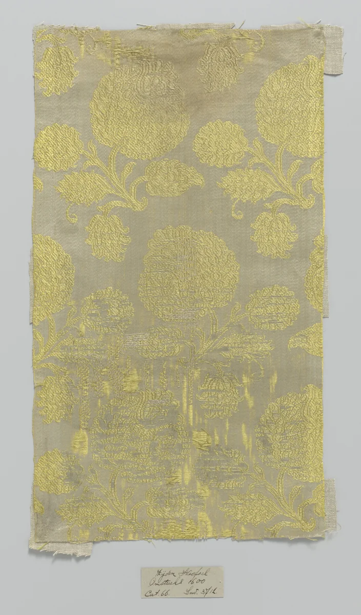 Fragment zijdeweefsel met gele grote, bolvormige bloemen op een fond van wit satijn by anonymous, textile, 1590-1610