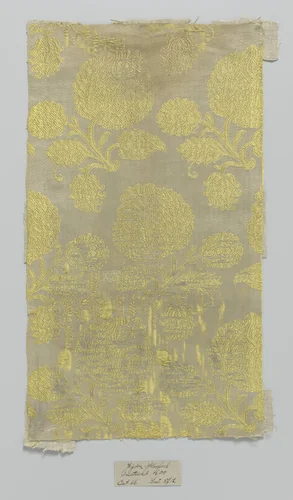 Fragment zijdeweefsel met gele grote, bolvormige bloemen op een fond van wit satijn by anonymous, textile, 1590-1610