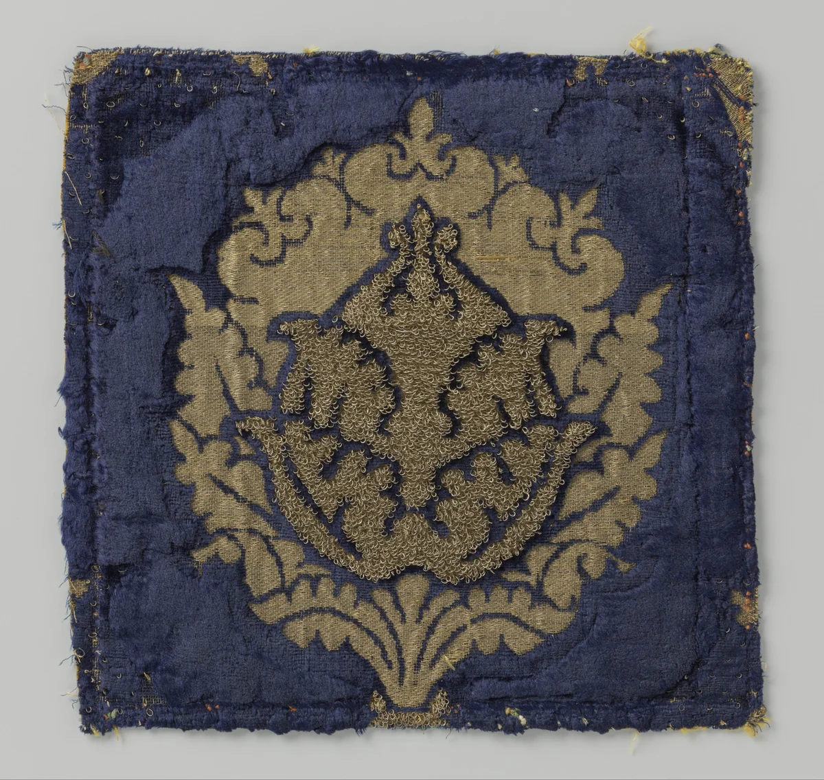 Fragment blauw fluweelbrokaat met granaatappelmotieven by anonymous, textile, 1420-1499