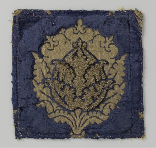 Fragment blauw fluweelbrokaat met granaatappelmotieven by anonymous, textile, 1420-1499