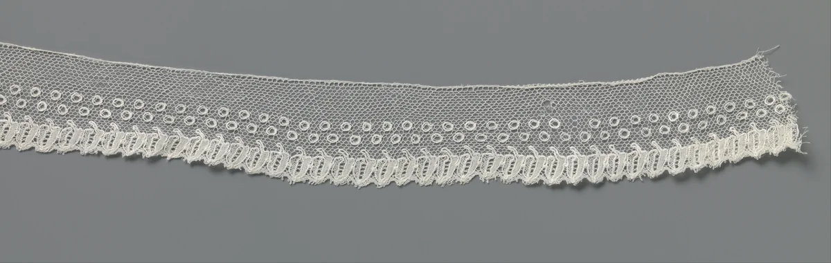 Strook kloskant met twee rijen open moesjes en een rij blaadjes by anonymous, other, 1850-1899