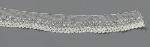 Strook kloskant met twee rijen open moesjes en een rij blaadjes by anonymous, other, 1850-1899