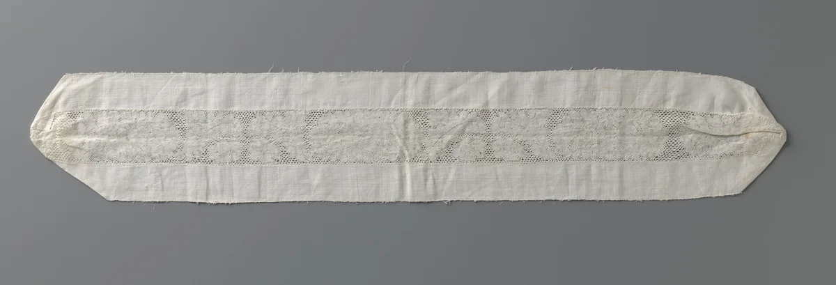 Tussenzetsel van kloskant met grote ovale pioenroos tussen schuine bladeren met een kleinere pioenroos en bevestigd tussen het overblijfsel van een linnen sloop by anonymous, book, 1650-1699