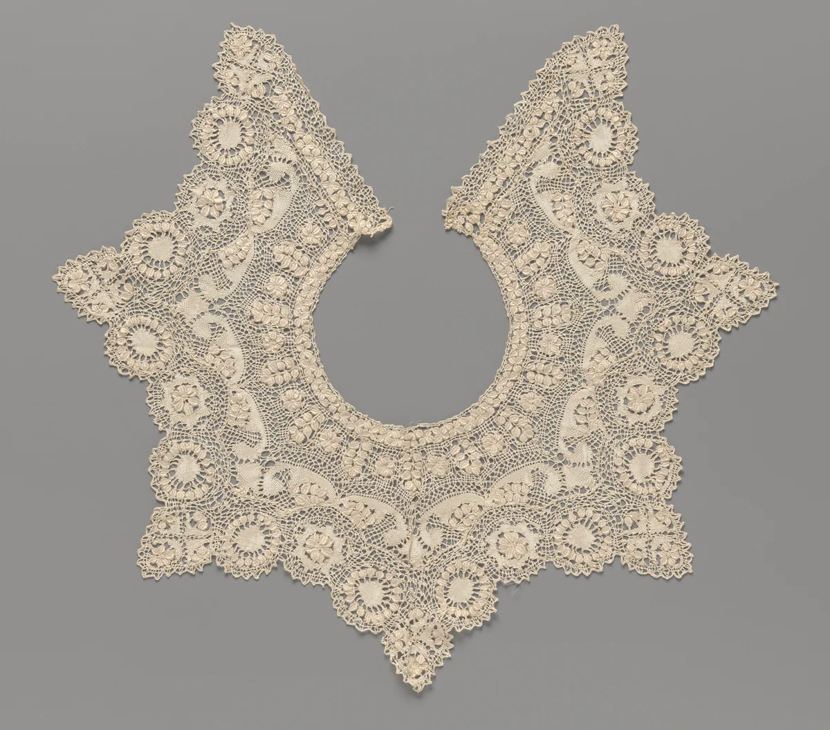 Kraag van kloskant met Maltezer kruizen by anonymous, textile, 1900