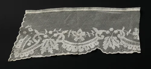 Gedeelte van een kraag van kantborduurwerk op machinale tule by anonymous, textile, 1850-1899