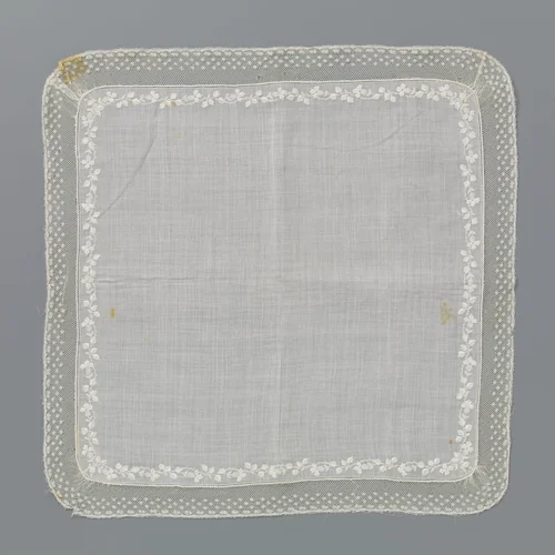 Zakdoek van batist met dunne golvende tak van plumetis borduurwerk en een rand kloskant met drie rijen moesjes by anonymous, textile, 1800-1899