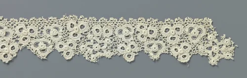 Strook gehaakte kant met vijfpuntige sterren en bloemen gemaakt met open cirkels by anonymous, other, 1890-1909