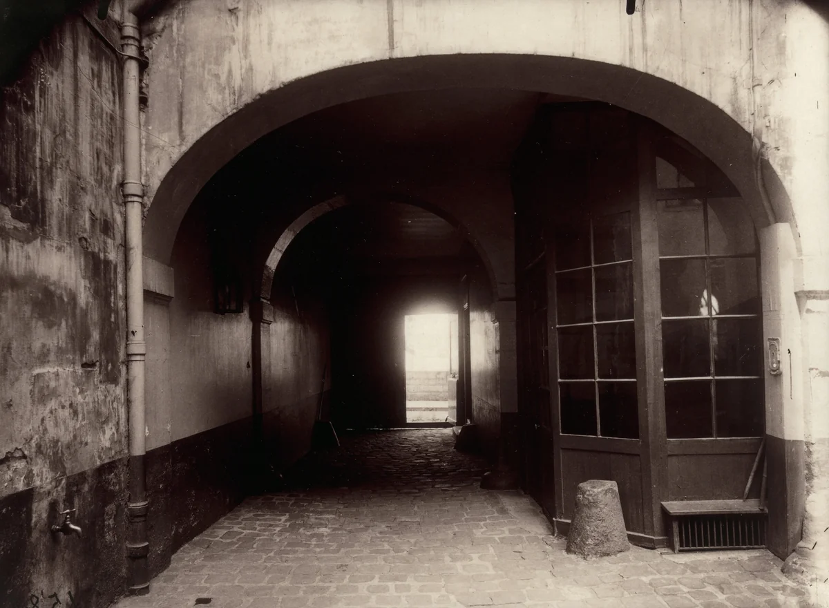 Ancien Hôtel Gaillardon, cour, 27 quai d'Anjou, 4e arrondissement by Eugène Atget, photograph, 1914