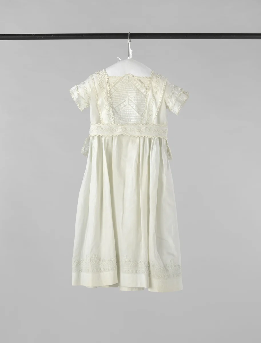 Kinderjurk van wit linnen met soutache en tussenzetsels, met ceintuur by anonymous, other, 1880-1890