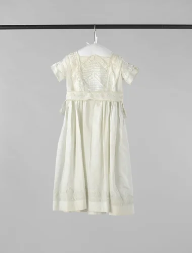 Kinderjurk van wit linnen met soutache en tussenzetsels, met ceintuur by anonymous, other, 1880-1890