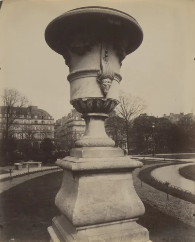 Tuileries (vase) by Eugène Atget, photograph, 1911
