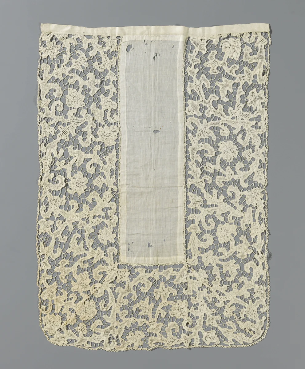 Voorspelddoek voor een antependium van batist met een brede rand gemengde kant met omkrullende ranken langs de twee lange zijden en doorlopend langs de onderkant by anonymous, other, 1650-1699
